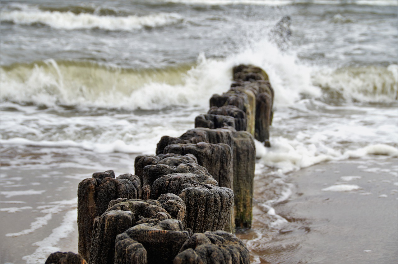 Fale na morzu bałtyckim. Bałtyk – potężny żywioł