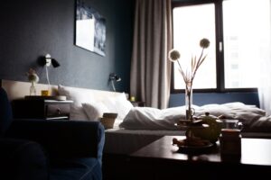 Jaki wpływ na pracowników z sektora hotelarskiego miała epidemia Covid-19?
