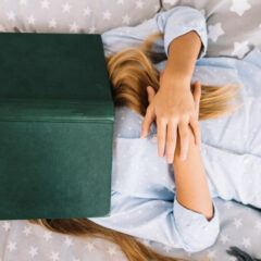 Dlaczego lepiej przeczytać książkę przed snem, niż przeglądać internet?