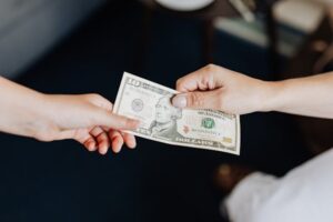 Czy istnieją specjalne oferty kredytowe dla osób mających chwilówki?