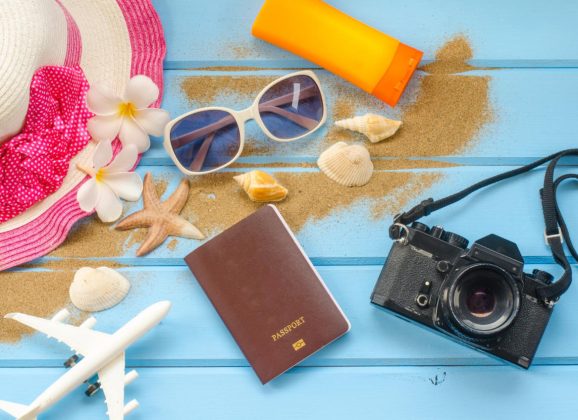 Co spakować na idealny dzień na plaży? Przewodnik po niezbędnikach