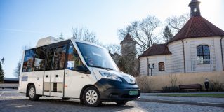 Żywa lekcja historii na kołach. Dlaczego warto zabrać grupę na zwiedzanie Pułtuska eko-busem?