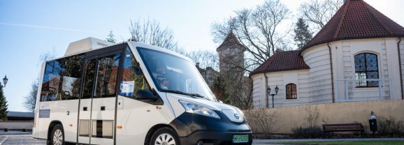 Żywa lekcja historii na kołach. Dlaczego warto zabrać grupę na zwiedzanie Pułtuska eko-busem?