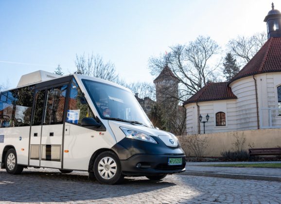 Żywa lekcja historii na kołach. Dlaczego warto zabrać grupę na zwiedzanie Pułtuska eko-busem?