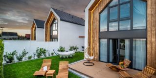 Domki letniskowe w Niechorzu – co sprawdzić przed rezerwacją, żeby nie żałować wyboru?